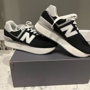 New Balance Women’s 574 Black and Gray platform Sneakers worn 1x with xtra laces